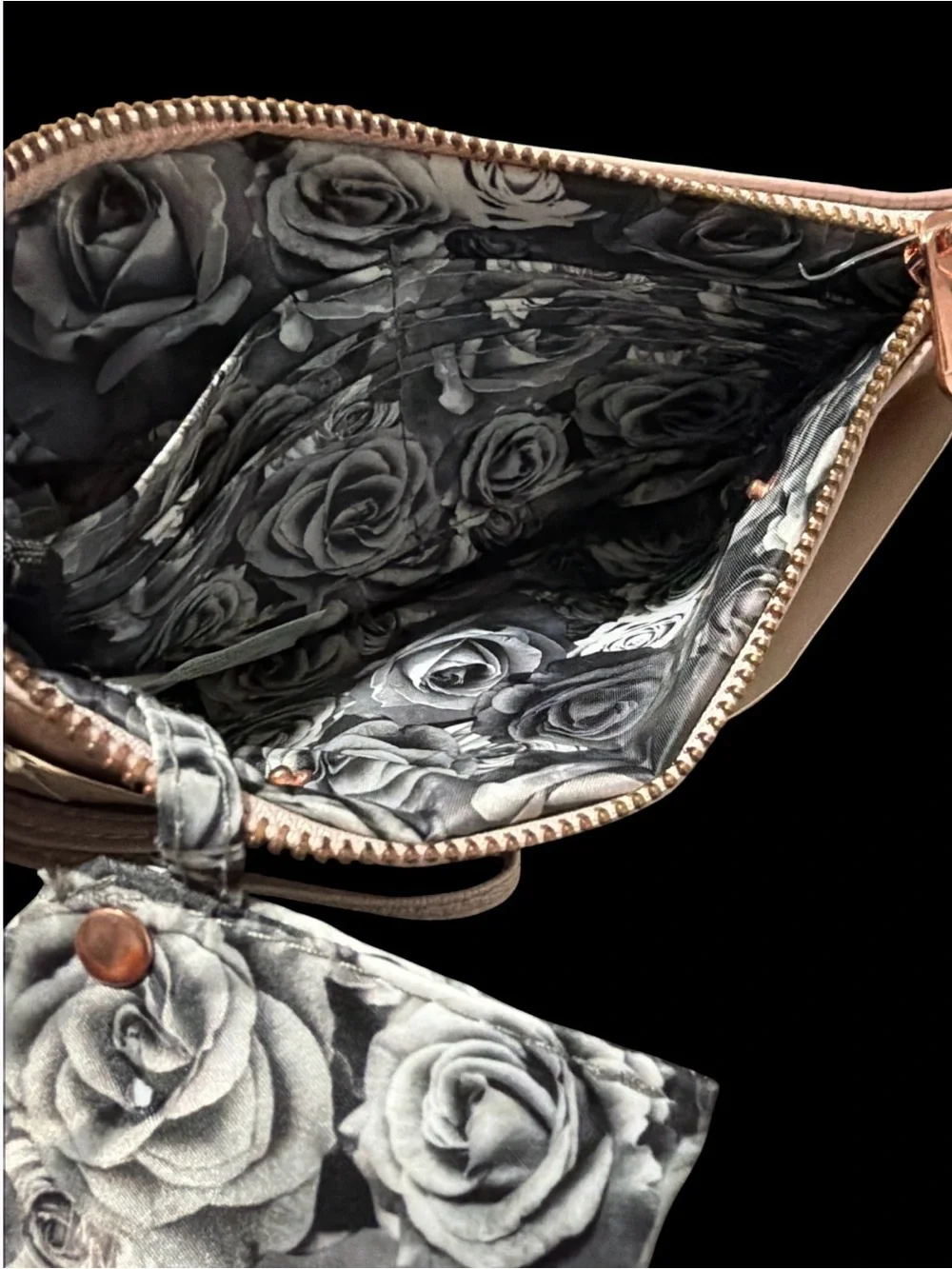 NWT Adrienne Vittadini Studio Charging Wallet W/RFID Protection Pink Lizard Tech